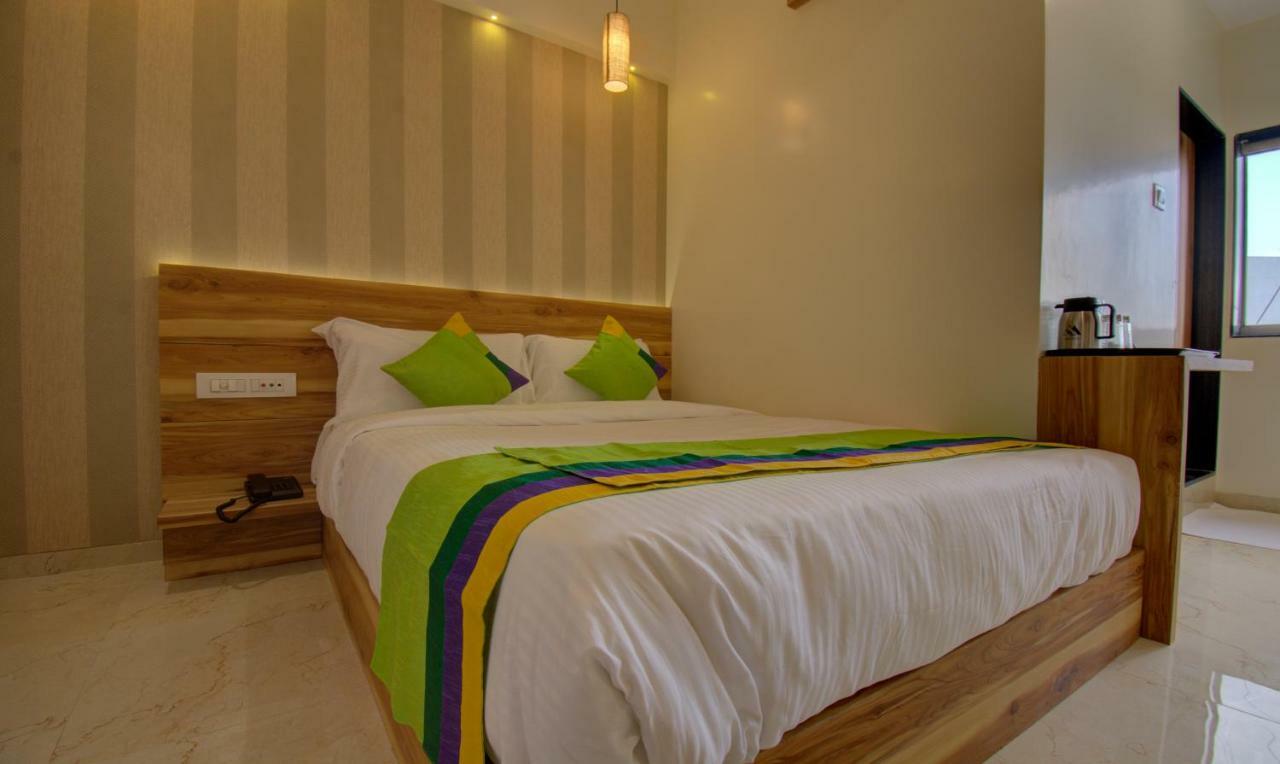 Hotel Amisha International Surat Exterior foto
