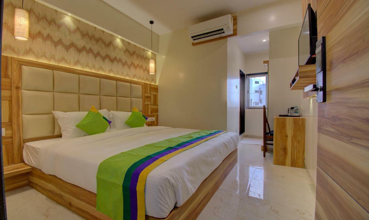 Hotel Amisha International Surat Exterior foto
