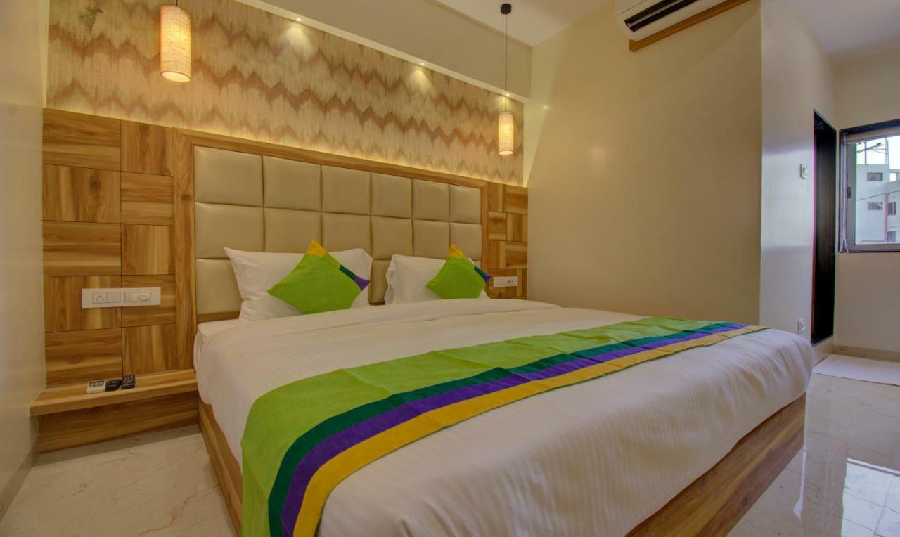 Hotel Amisha International Surat Exterior foto