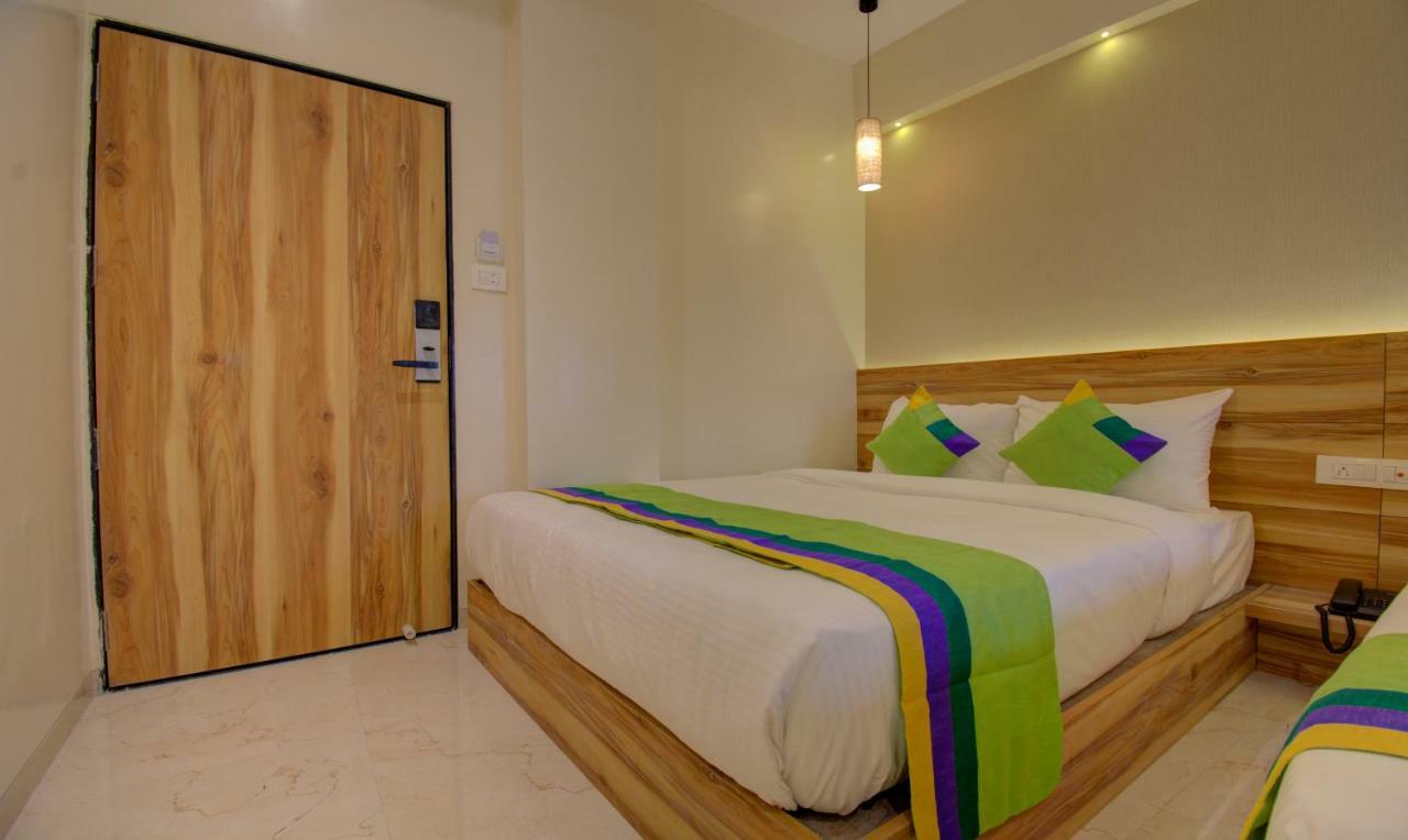 Hotel Amisha International Surat Exterior foto