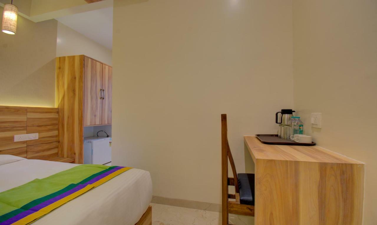 Hotel Amisha International Surat Exterior foto