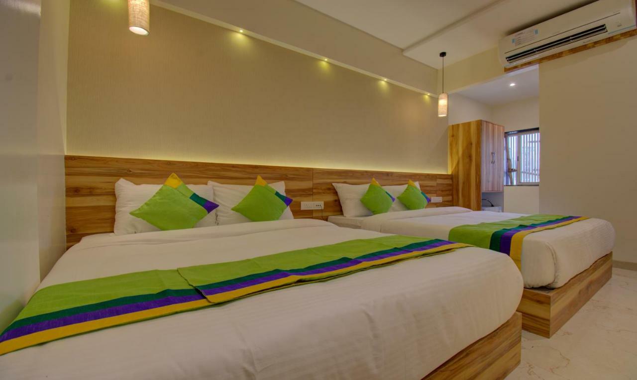 Hotel Amisha International Surat Exterior foto