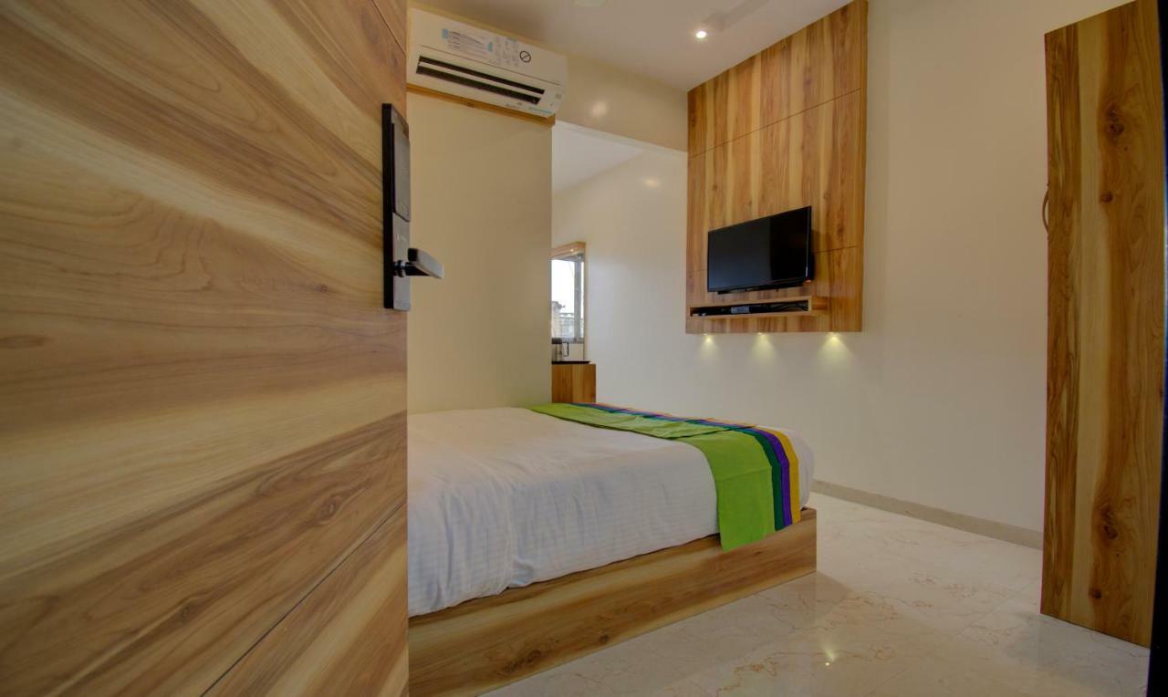Hotel Amisha International Surat Exterior foto