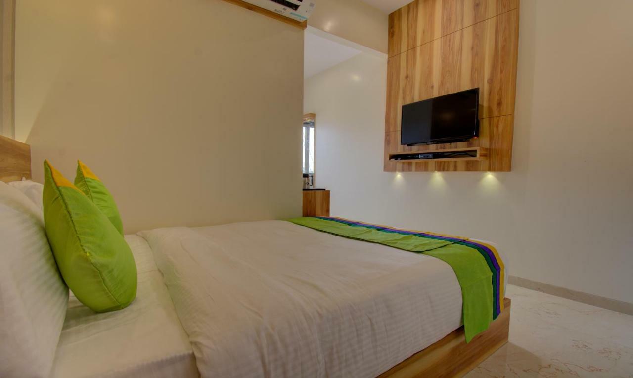 Hotel Amisha International Surat Exterior foto