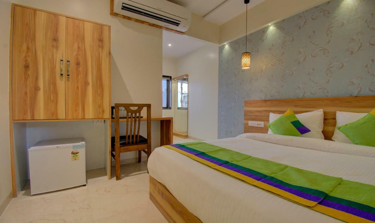Hotel Amisha International Surat Exterior foto