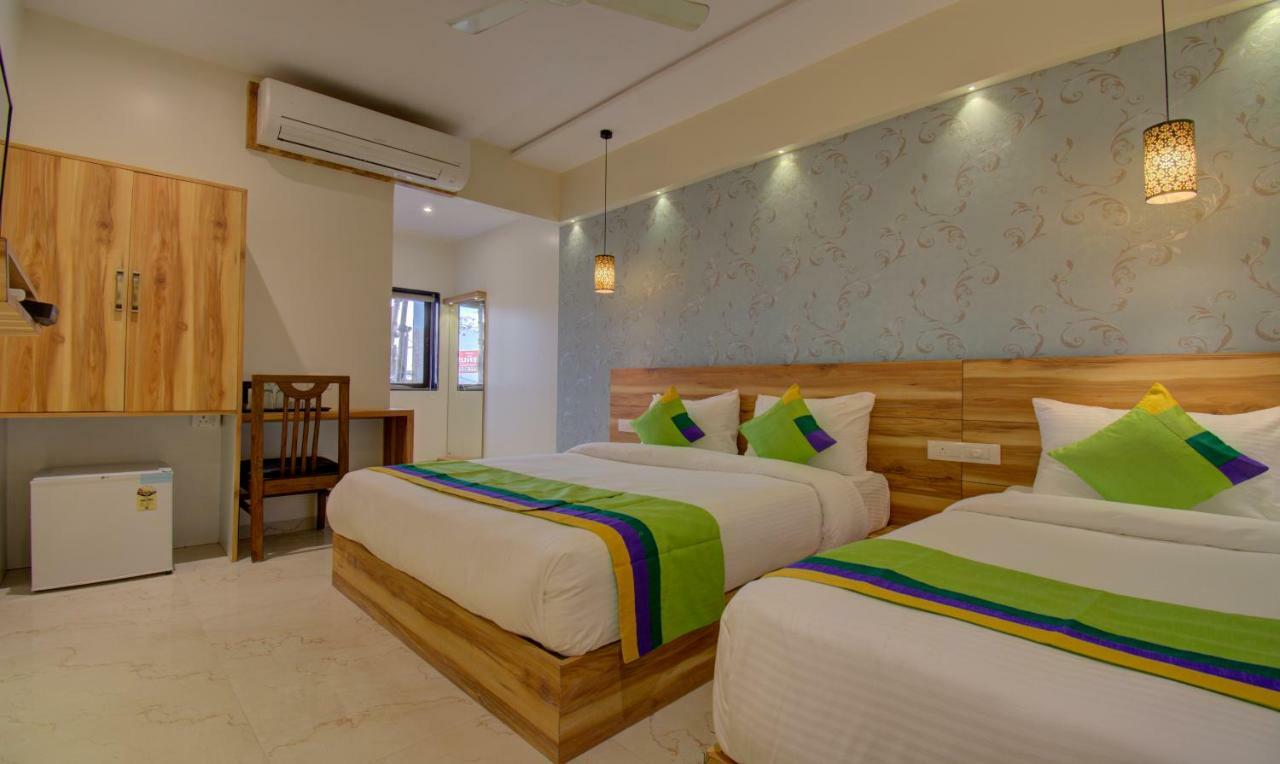 Hotel Amisha International Surat Exterior foto
