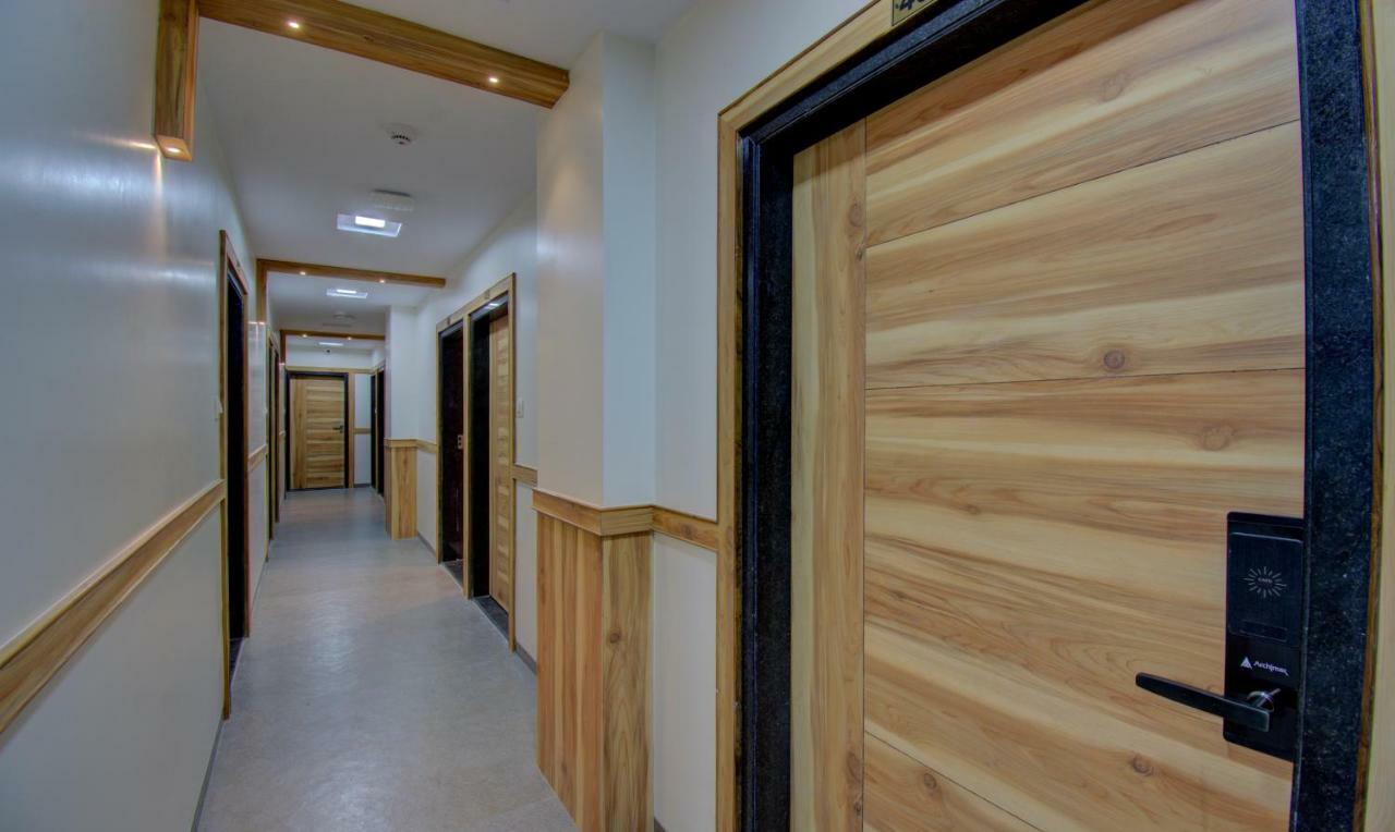 Hotel Amisha International Surat Exterior foto